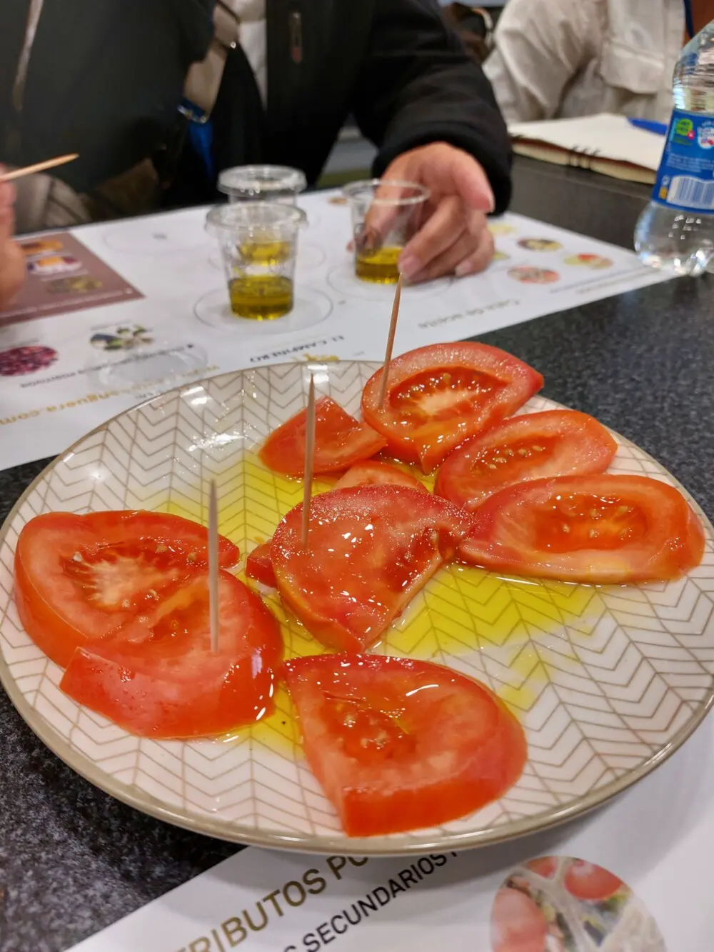 Degustace olivového oleje: rajčata s olivovým olejem
