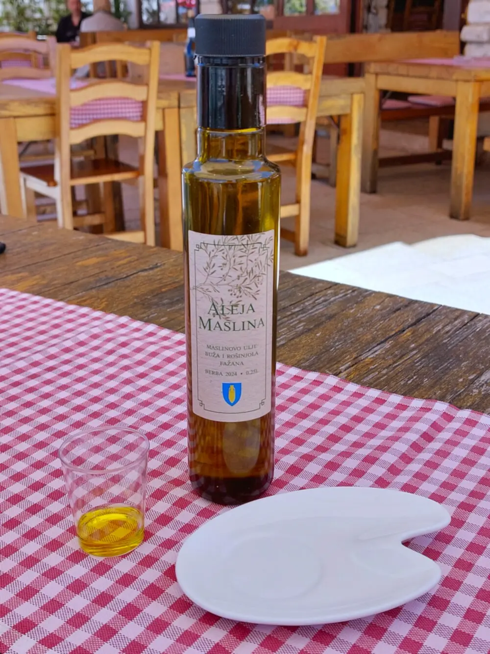 Degustace olivového oleje: láhev kvalitního olivového oleje